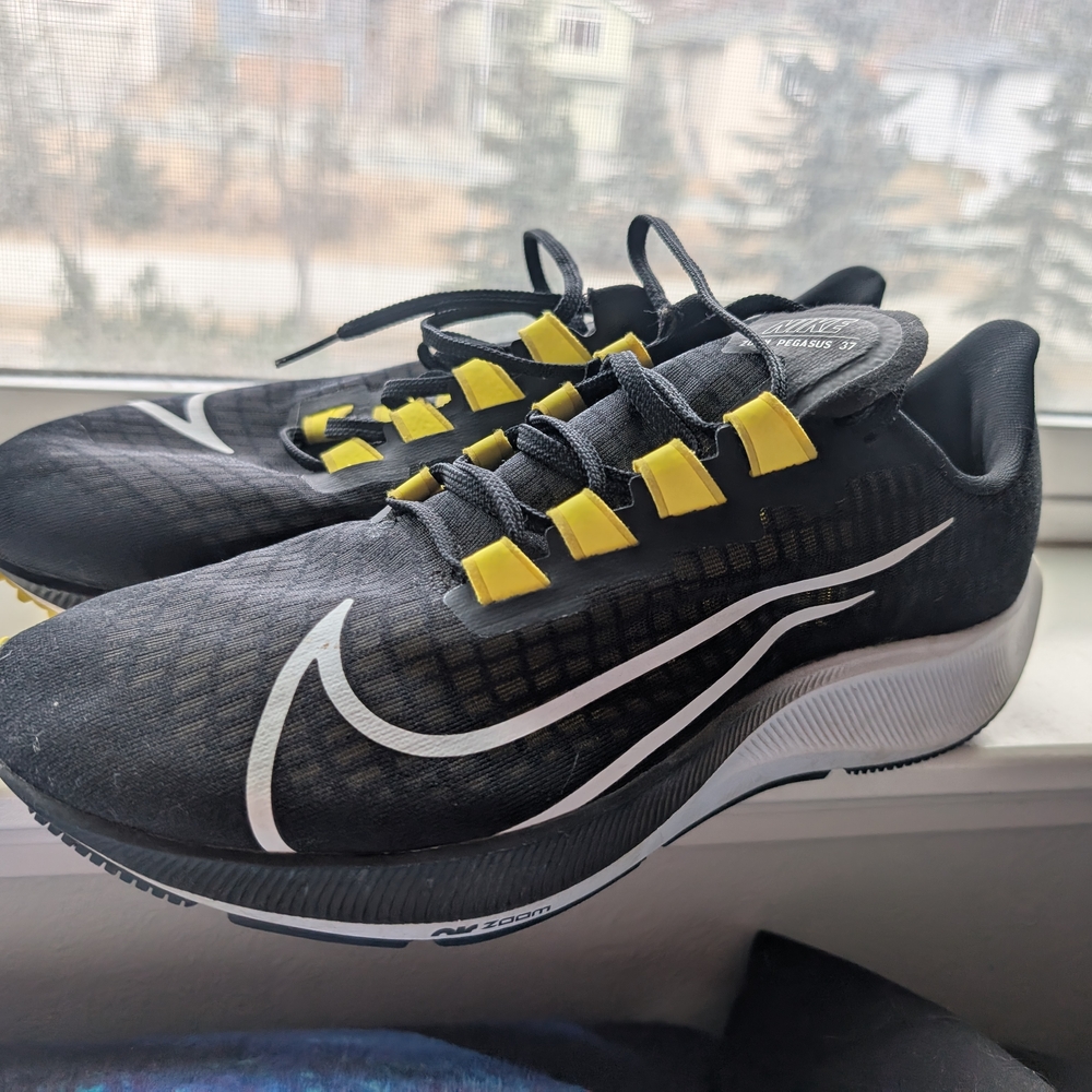 Nike Men's Black and Yellow Running Shoes